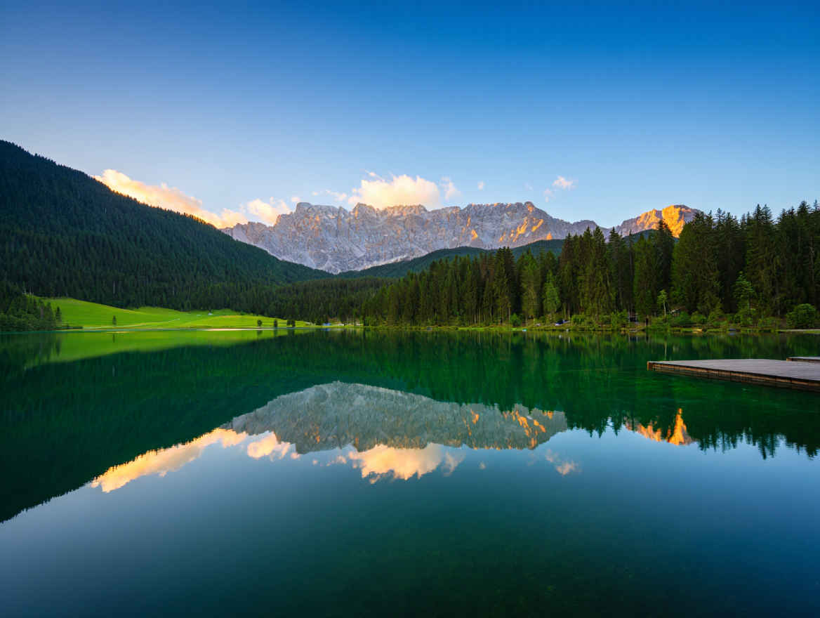Deutschlandreise — atemberaubende Landschaft der Alpen mit klarem Bergsee und Bergpanorama